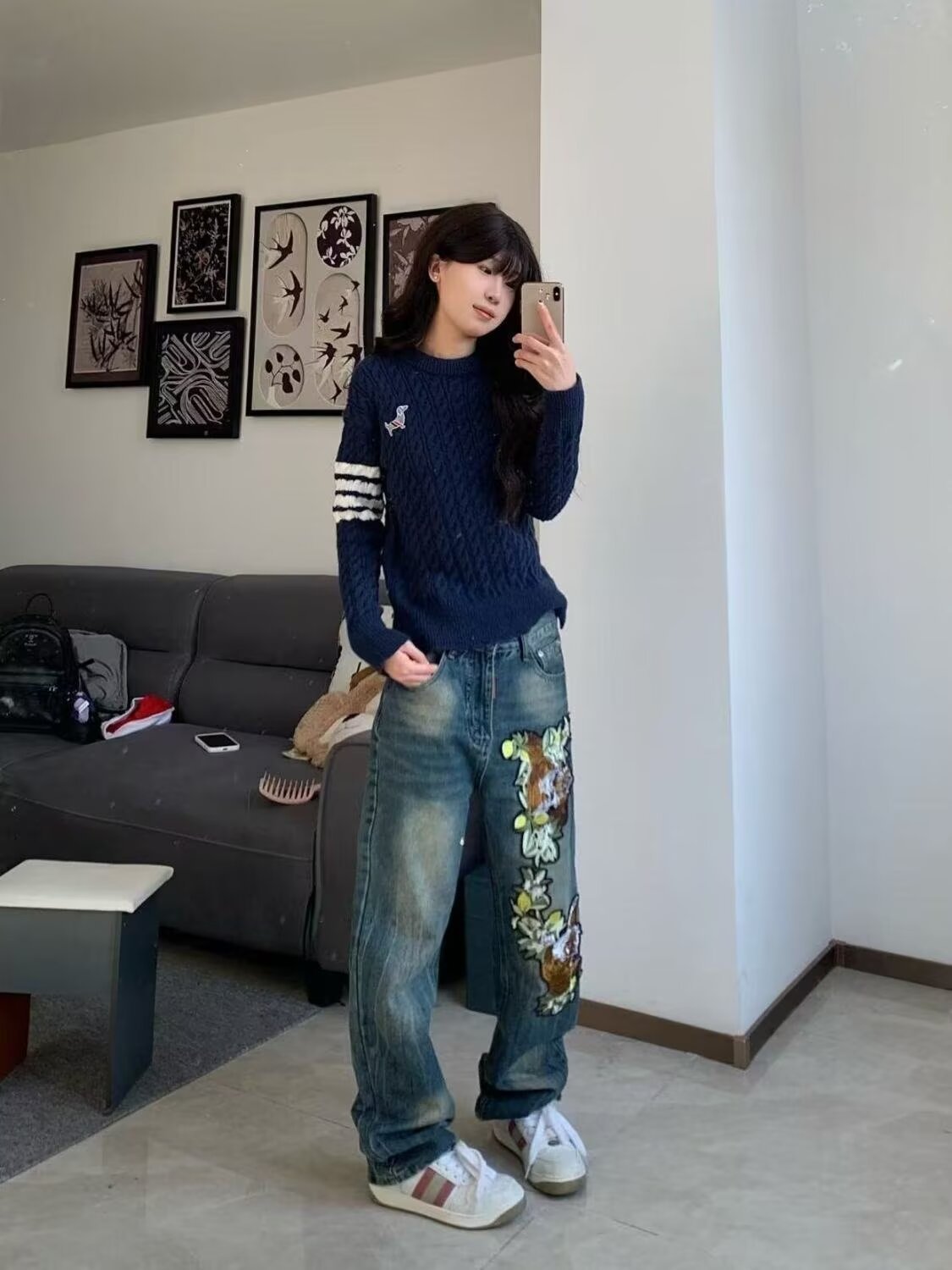 A pattern embroidered jeans