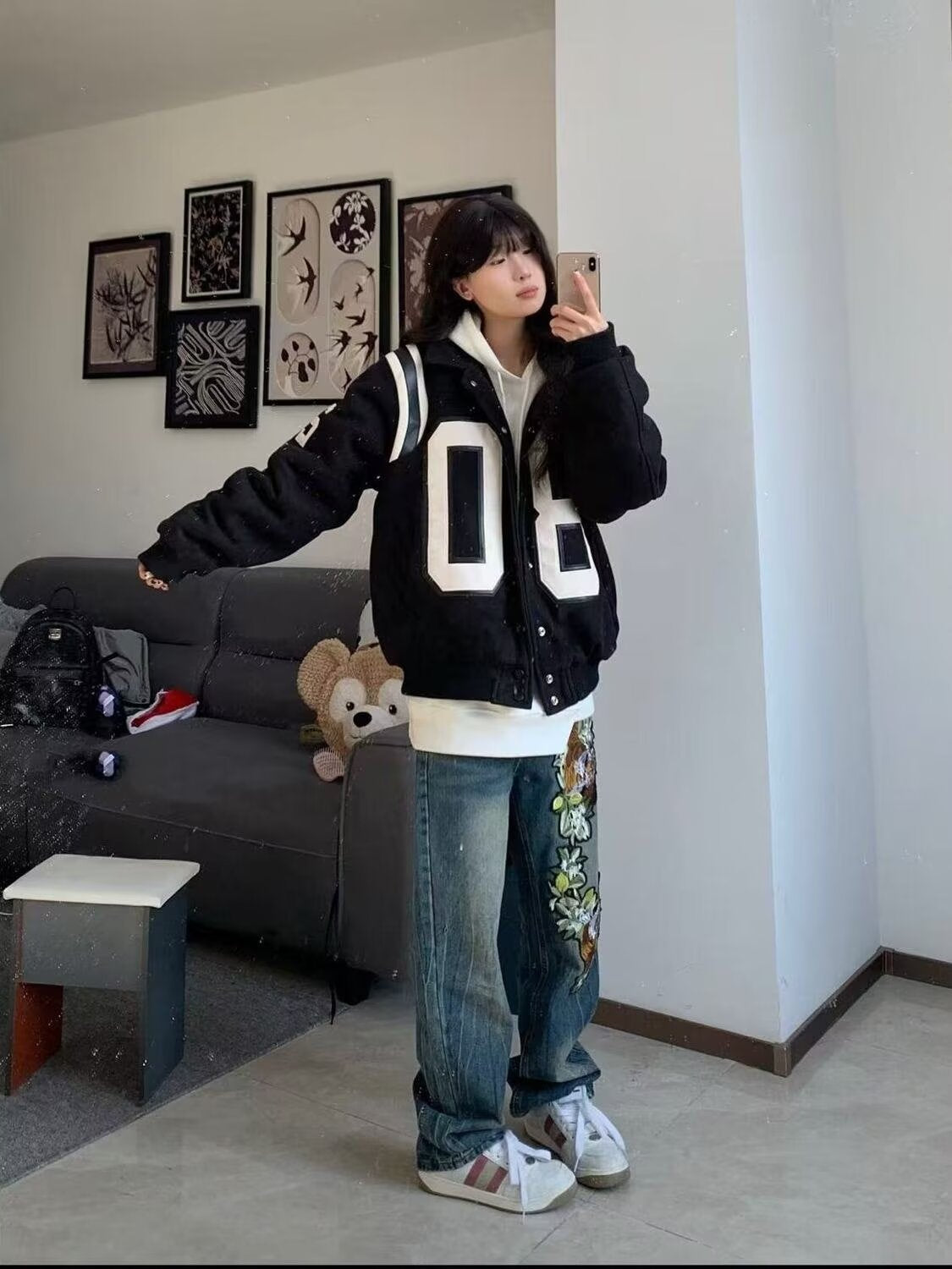 A pattern embroidered jeans