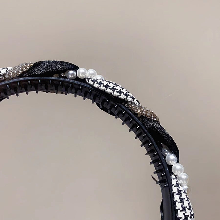 A French high-end hair accessories, thousand bird grid twist rhinestone pearl headband, high skull top, small face, head band, anti-skid hairpin.