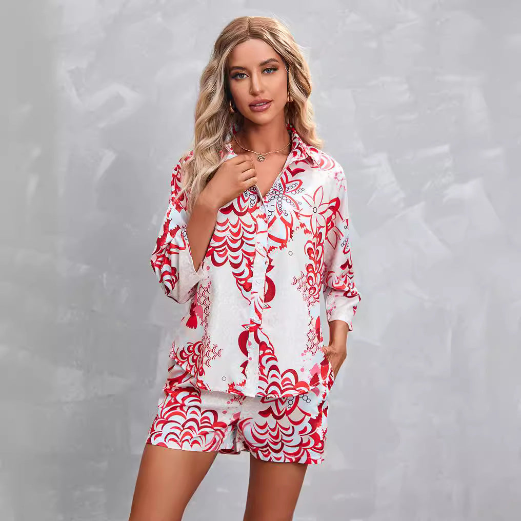 A printed seven-quarter-sleeved shorts casual suit