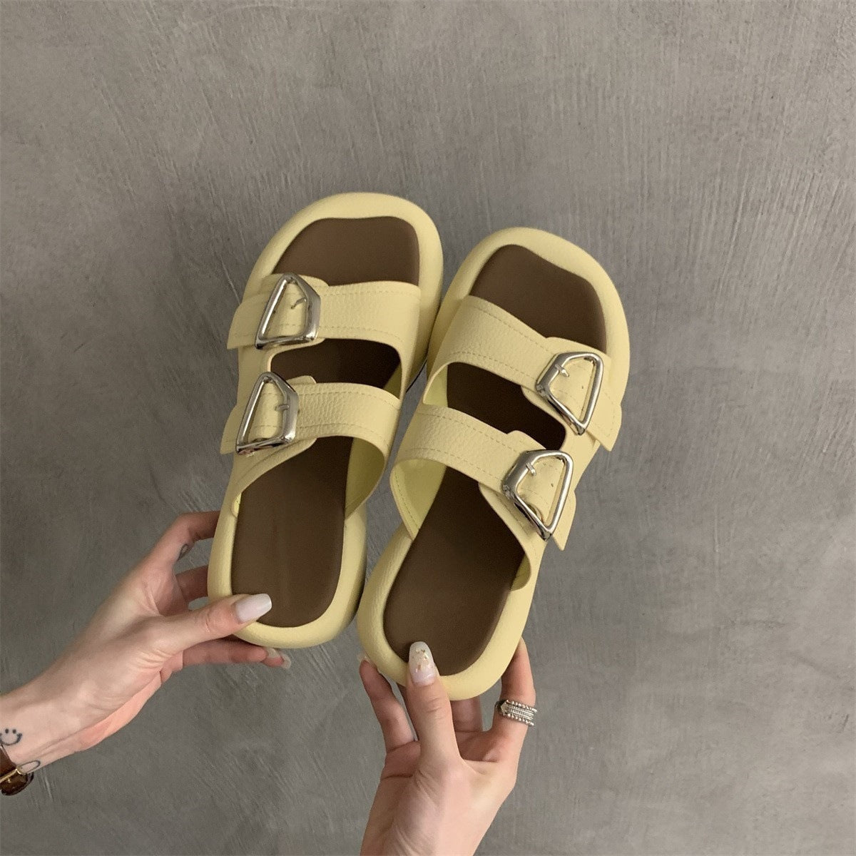 A thick-soled slippers women's summer comfortable casual flat sandals