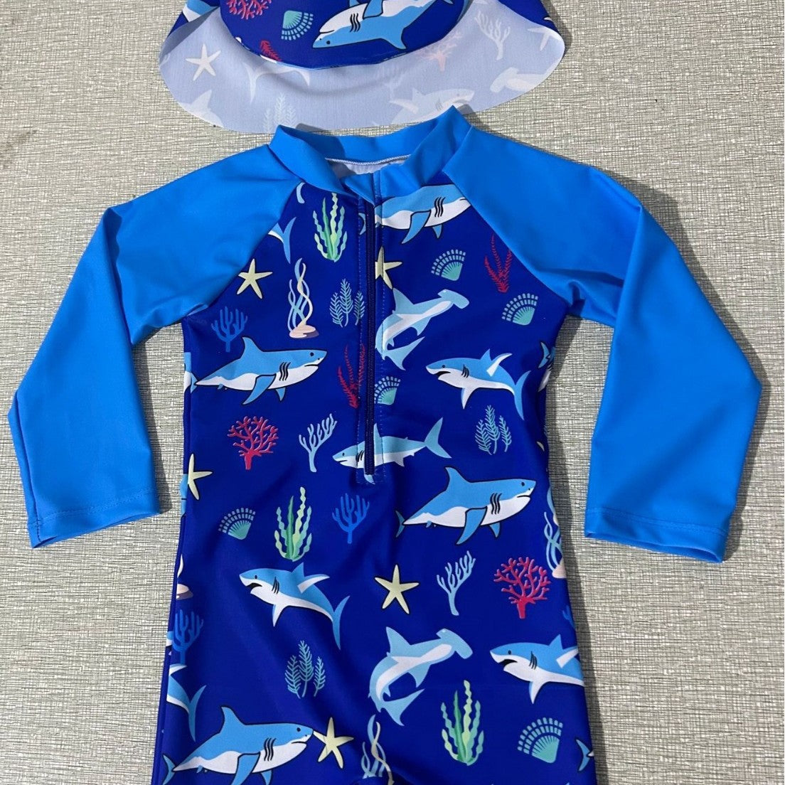 A 120-130-140-150 hat one-piece long-sleeved children's swimsuit - Mixbatch