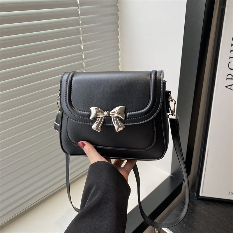 A new popular fashion messenger bag niche design aesthetic trend small square bag