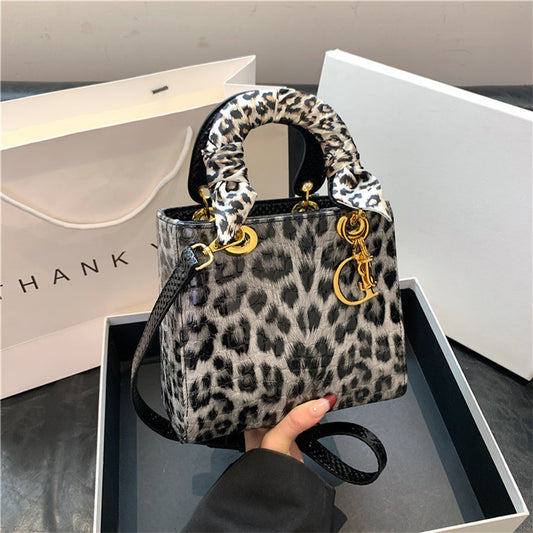 A retro stone pattern Princess Diana bag popular in Europe and America, leopard print handheld women's bag texture versatile single shoulder messenger bag foreign trade