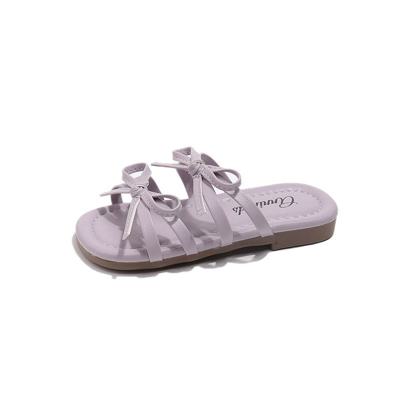 A children's open-toed slippers