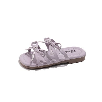 A children's open-toed slippers