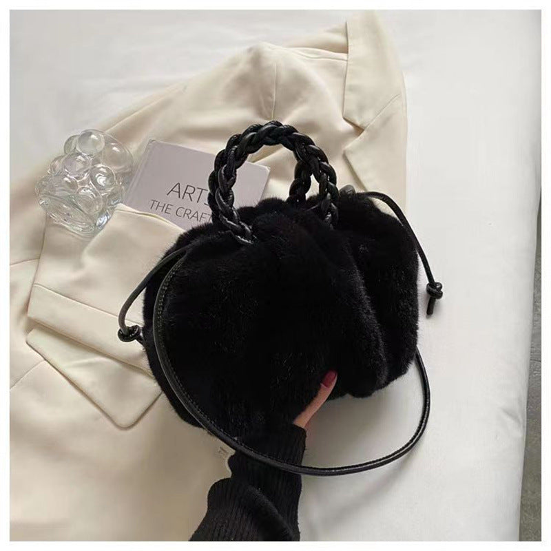 A Internet celebrity with the same bag, pumpkin pleated hand carry solid color plush bag, women's shoulder messenger bag fashion