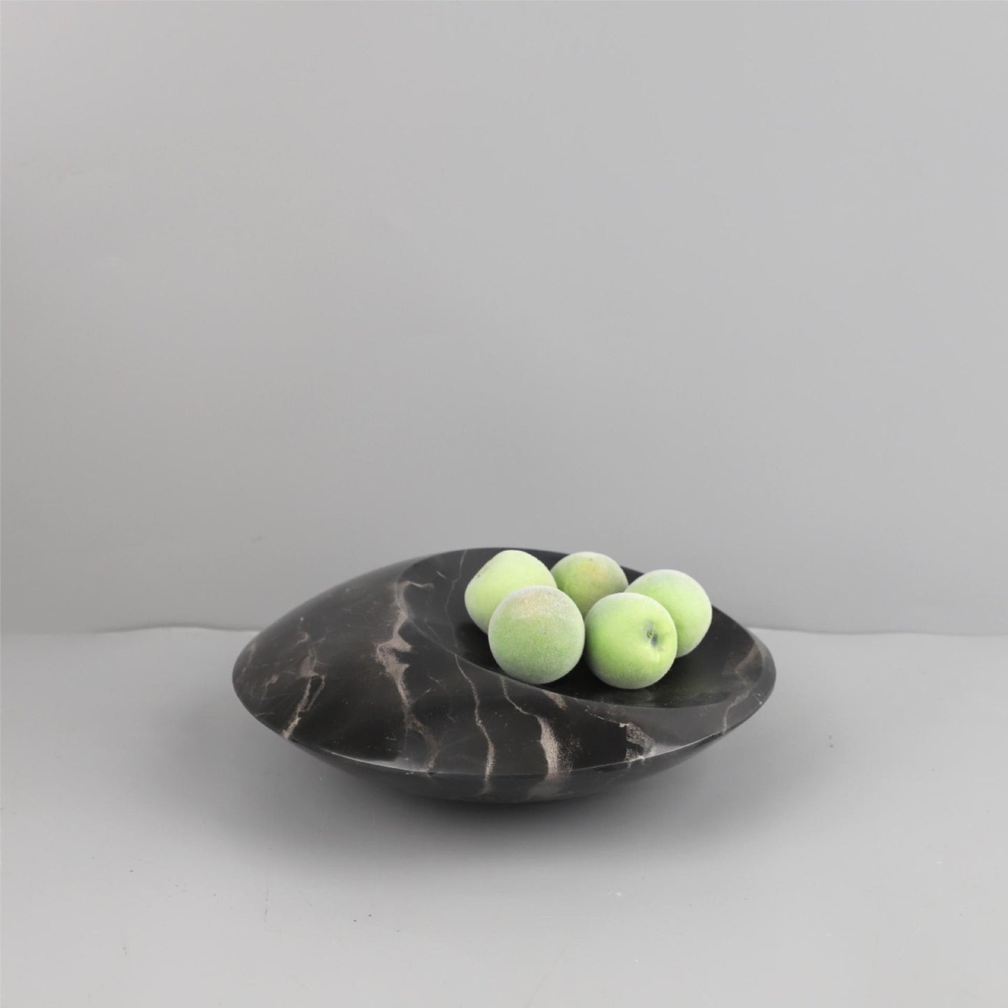 صينية زخرفية دائرية الشكل مصنوعة من رخام الترافرتين 