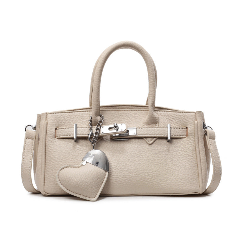 A heart-shaped pendant handbag