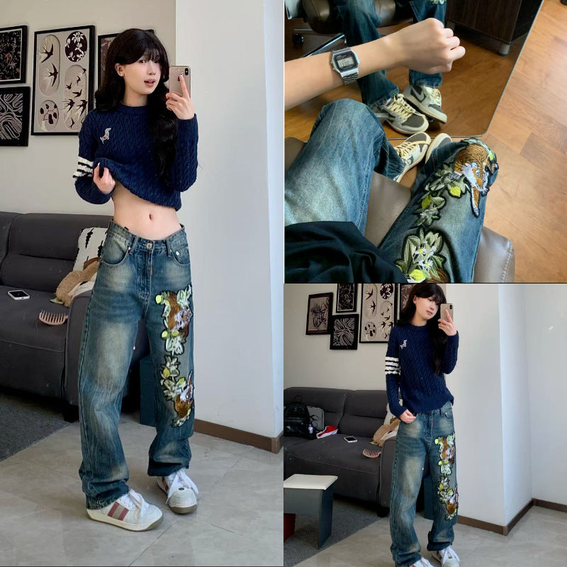 A pattern embroidered jeans