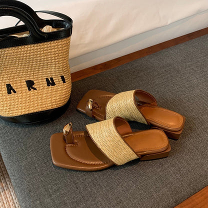A thick-heeled resort-style straw-woven toe women's slippers