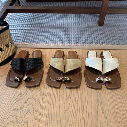 A thick-heeled resort-style straw-woven toe women's slippers