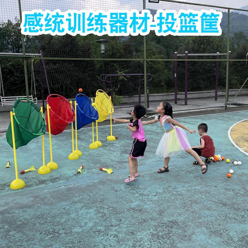 A pitching/throwing training equipment for students