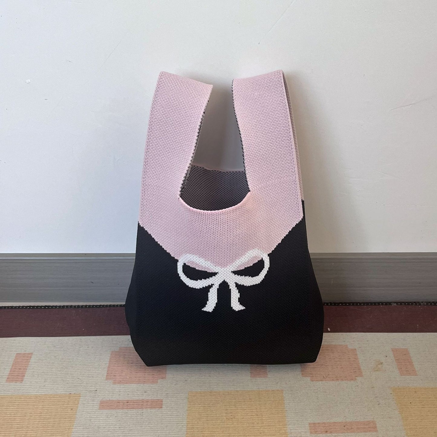 A small bag knit bag handbag