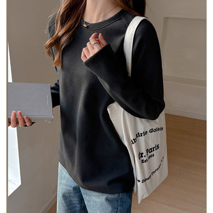 A crewneck long-sleeved top