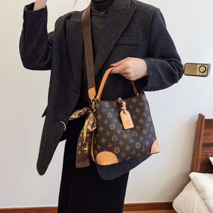 A new printed shoulder oblique span bag trendy fashion versatile handbag bag