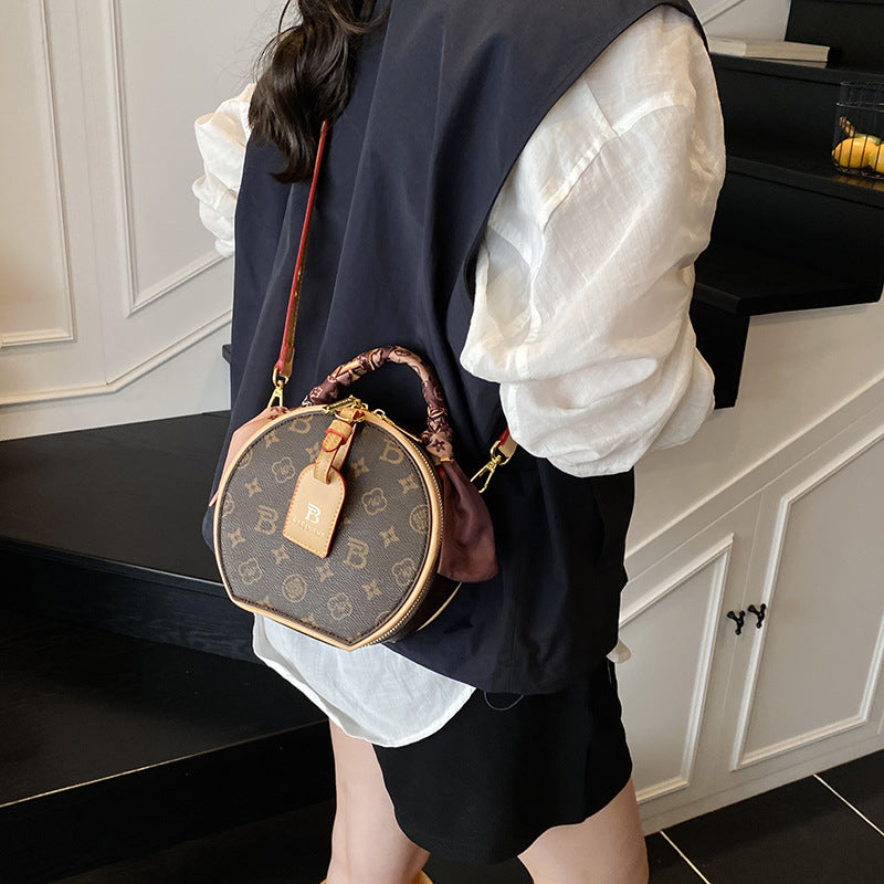 A new high-end printed apple bag niche light luxury fashion versatile shoulder messenger bag portable round cake bag
