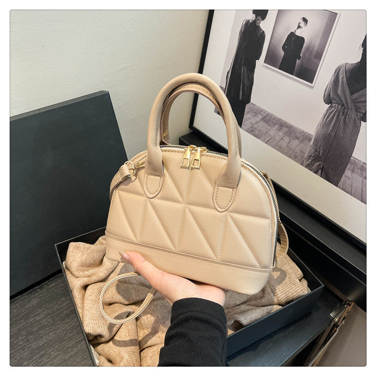 A new diamond popular handbag simple messenger bag texture shell bag tide