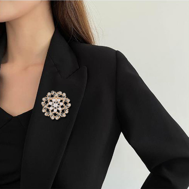 A Cross-border hot-selling Korean version of pearl brooch, high-end diamond-encrusted flower pin, anti-light brooch clothing accessories - Mixbatch