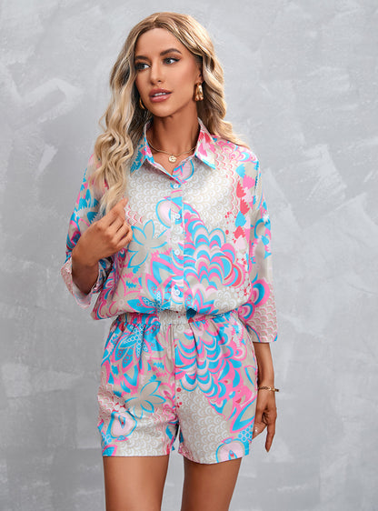 A printed seven-quarter-sleeved shorts casual suit