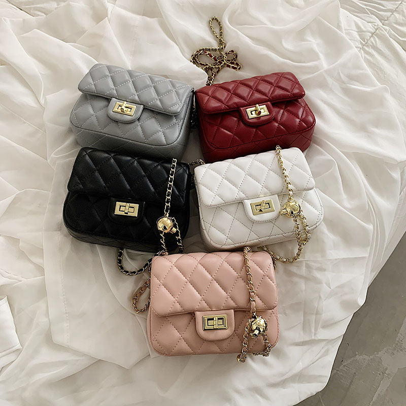 A new shoulder bag, armpit bag, Xiaoxiangfeng rhombus chain bag, messenger bag.
