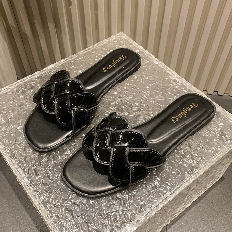 A new slippers for women to wear in summer, non-slip flat-bottomed beach soft-soled fashion sandals, one-word cool slippers