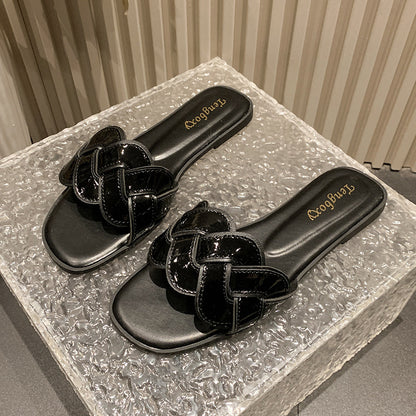 A new slippers for women to wear in summer, non-slip flat-bottomed beach soft-soled fashion sandals, one-word cool slippers