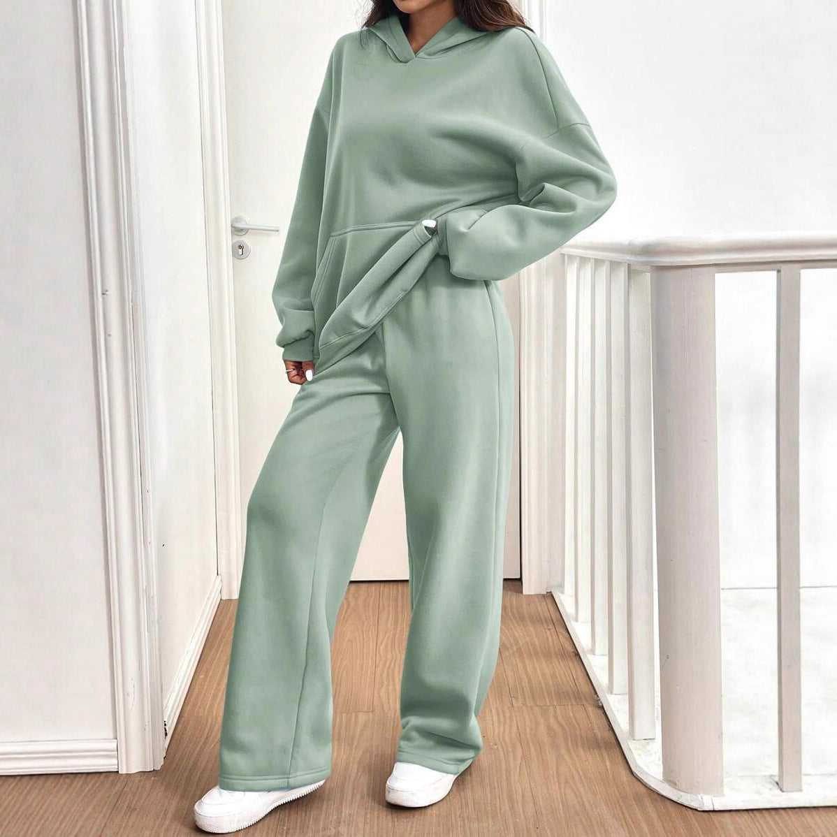 A lady's long-sleeved trousers fleece warm suit