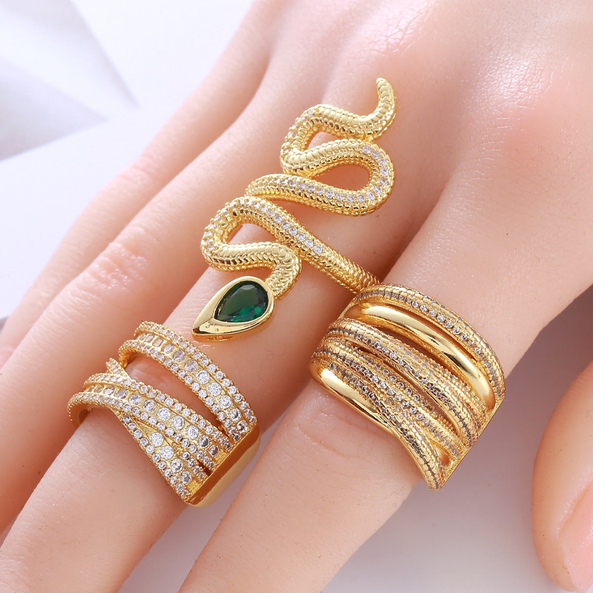 A personalized European and American green-eye snake-shaped micro-diamond ring, high-end retro clothing versatile multi-level ring manufacturer wholesale - Mixbatch