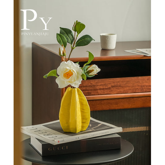 A vase flower arrangement