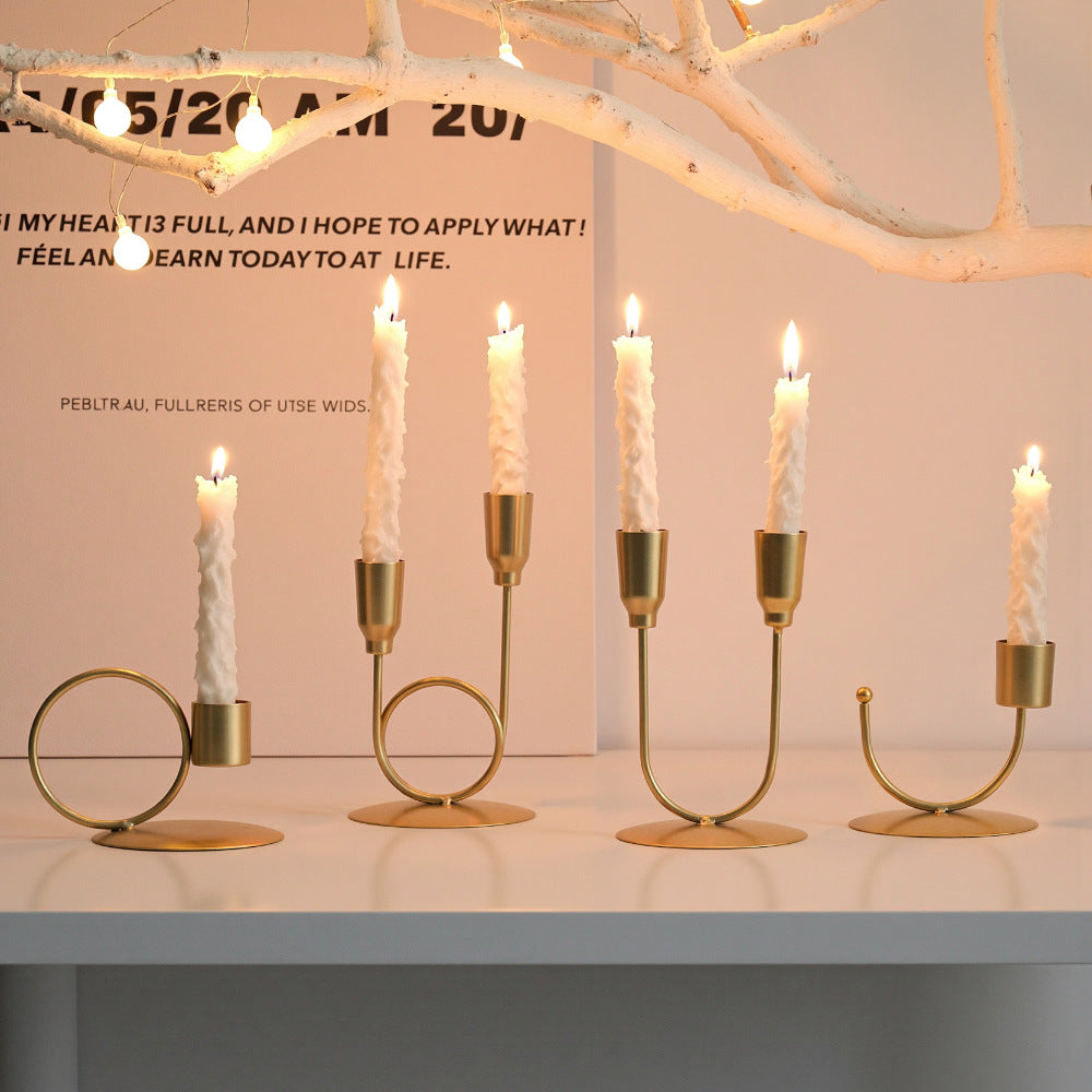 A new wrought iron U-shaped double-ended metal candle holder, dining table, candle ware, Nordic simple light luxury decorative ornament