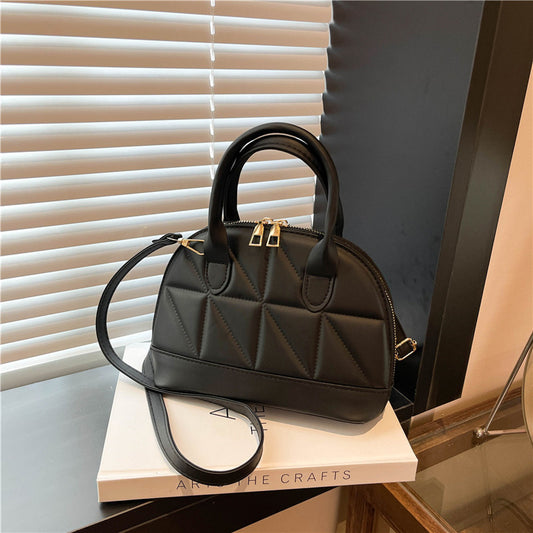 A new diamond popular handbag simple messenger bag texture shell bag tide
