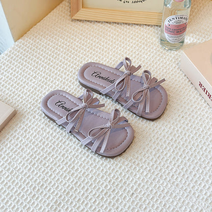 A children's open-toed slippers