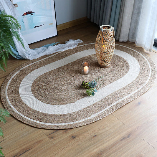 A straw round carpet floor mat