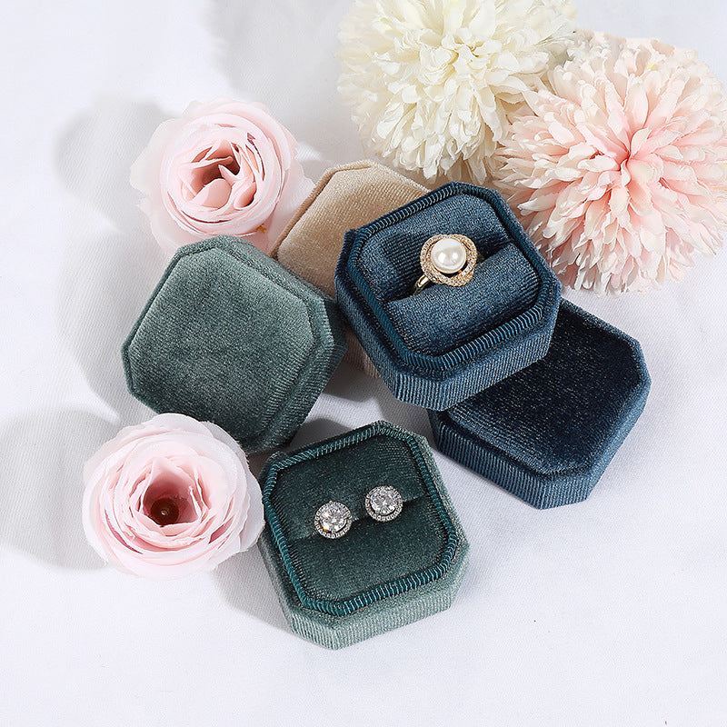 A Velvet stud earrings pendant box