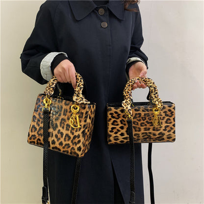A retro stone pattern Princess Diana bag popular in Europe and America, leopard print handheld women's bag texture versatile single shoulder messenger bag foreign trade