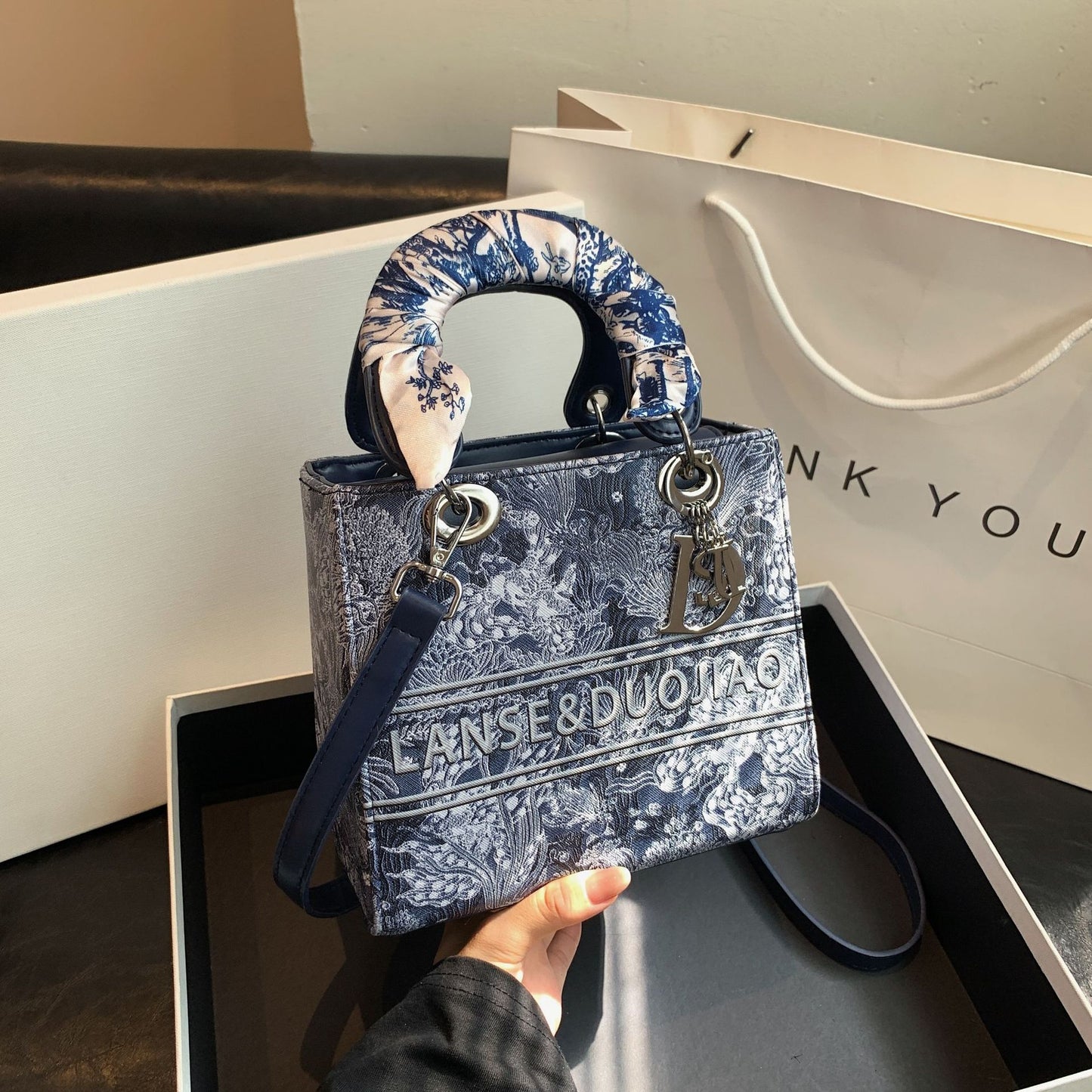 A new light luxury portable Princess Diana women's bag high-end foreign-style go out niche messenger bag - Mixbatch