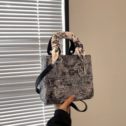 A new light luxury portable Princess Diana women's bag high-end foreign-style go out niche messenger bag - Mixbatch