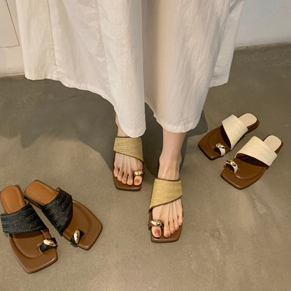 A thick-heeled resort-style straw-woven toe women's slippers