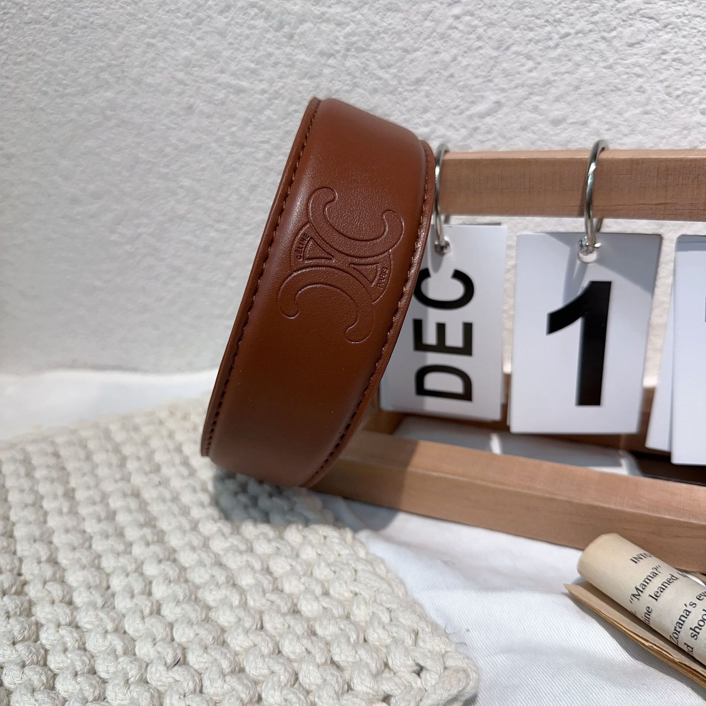 A French high-end sense retro leather letter headband stepping on the line pressing the edge wide edge going out headband heavy industry light luxury hair accessories women