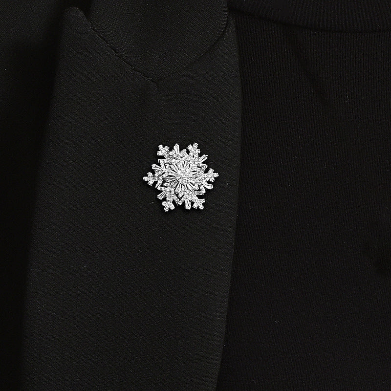 A high-end luxury niche rotating snowflake brooch - Mixbatch