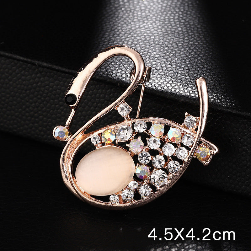 A Korean new fashion high-end brooch women's rhinestone silk scarf buckle anti-light buckle crystal brooch pin pearl jewelry - Mixbatch