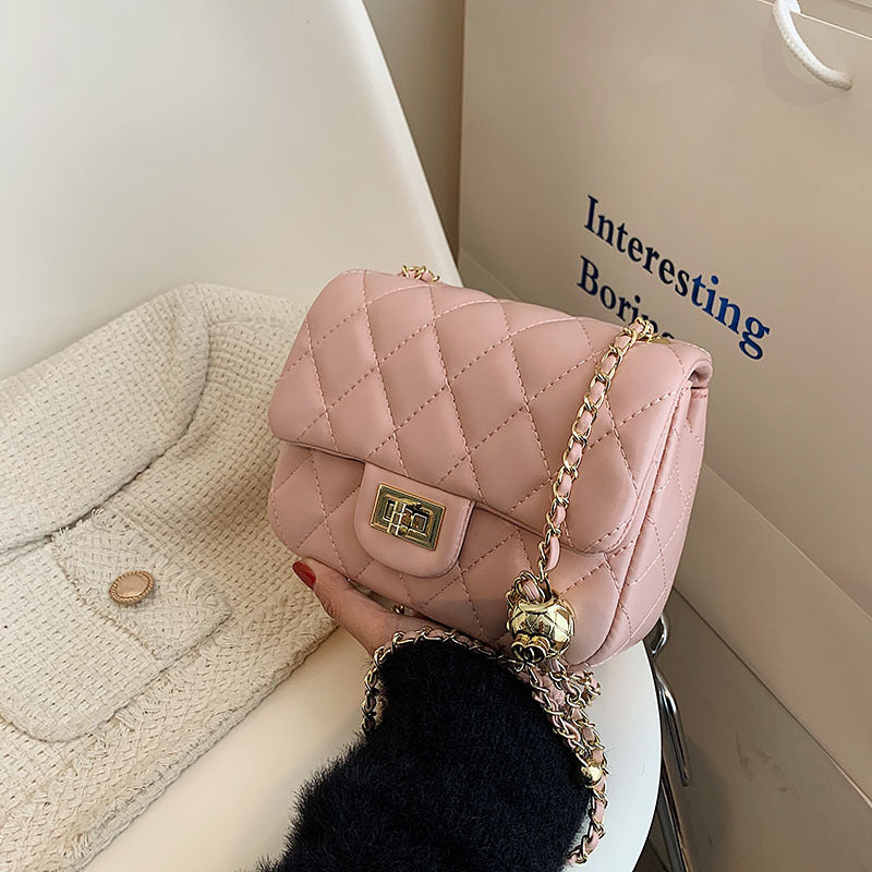 A new shoulder bag, armpit bag, Xiaoxiangfeng rhombus chain bag, messenger bag.