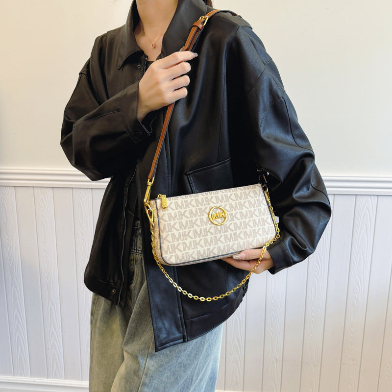 A new fashionable versatile women's bag shoulder messenger bag retro printed chain small square bag women