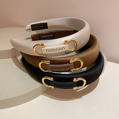 A autumn and winter new fashion high-end side metal letter buckle decoration sponge high cranial top foreign air pressure headband headgear