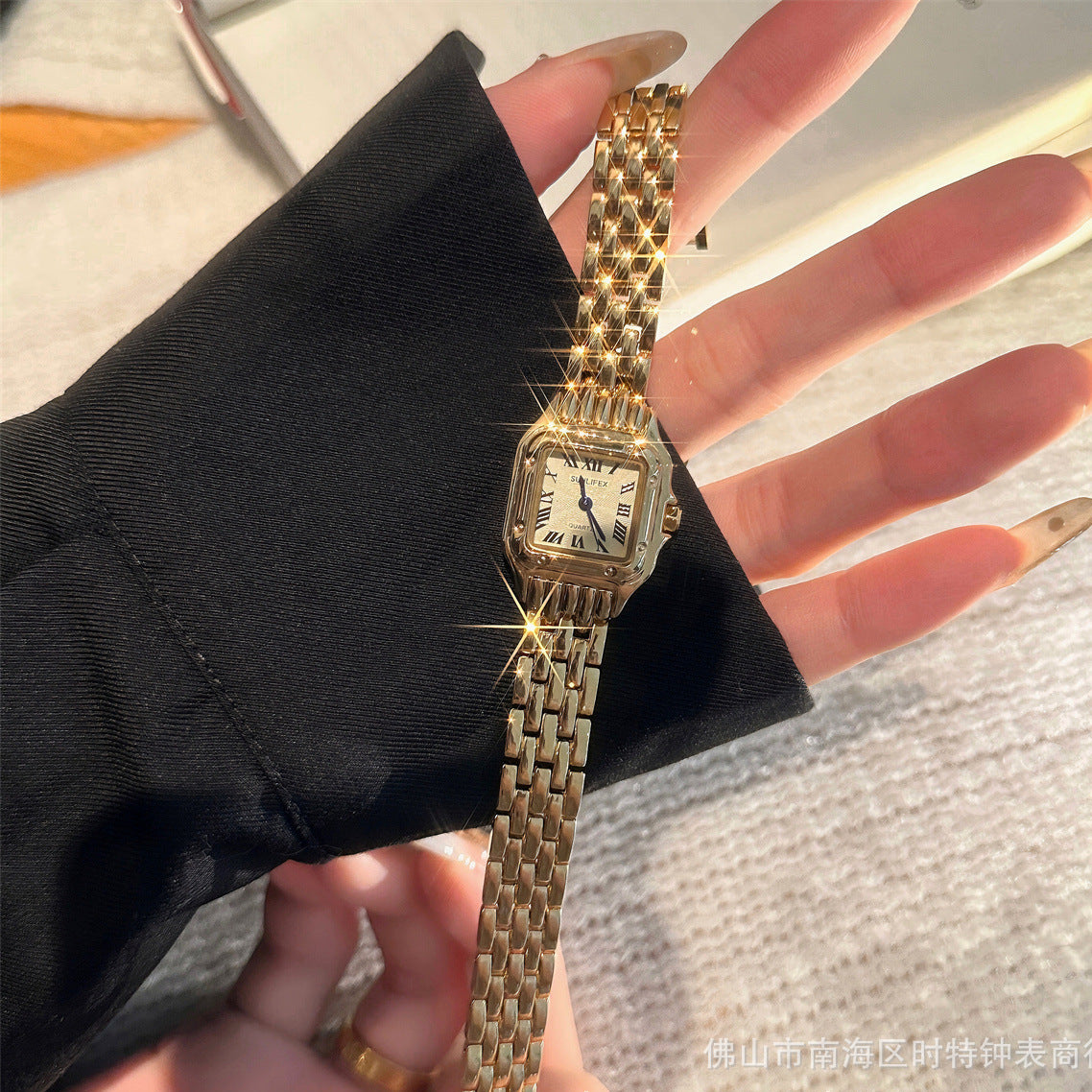 A SUNLIFEX medieval small square chain watch women's fashion niche Roman scale literary light luxury quartz watch