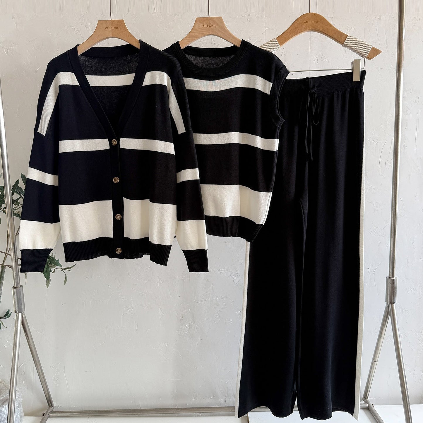 A knitted long-sleeved three-piece set