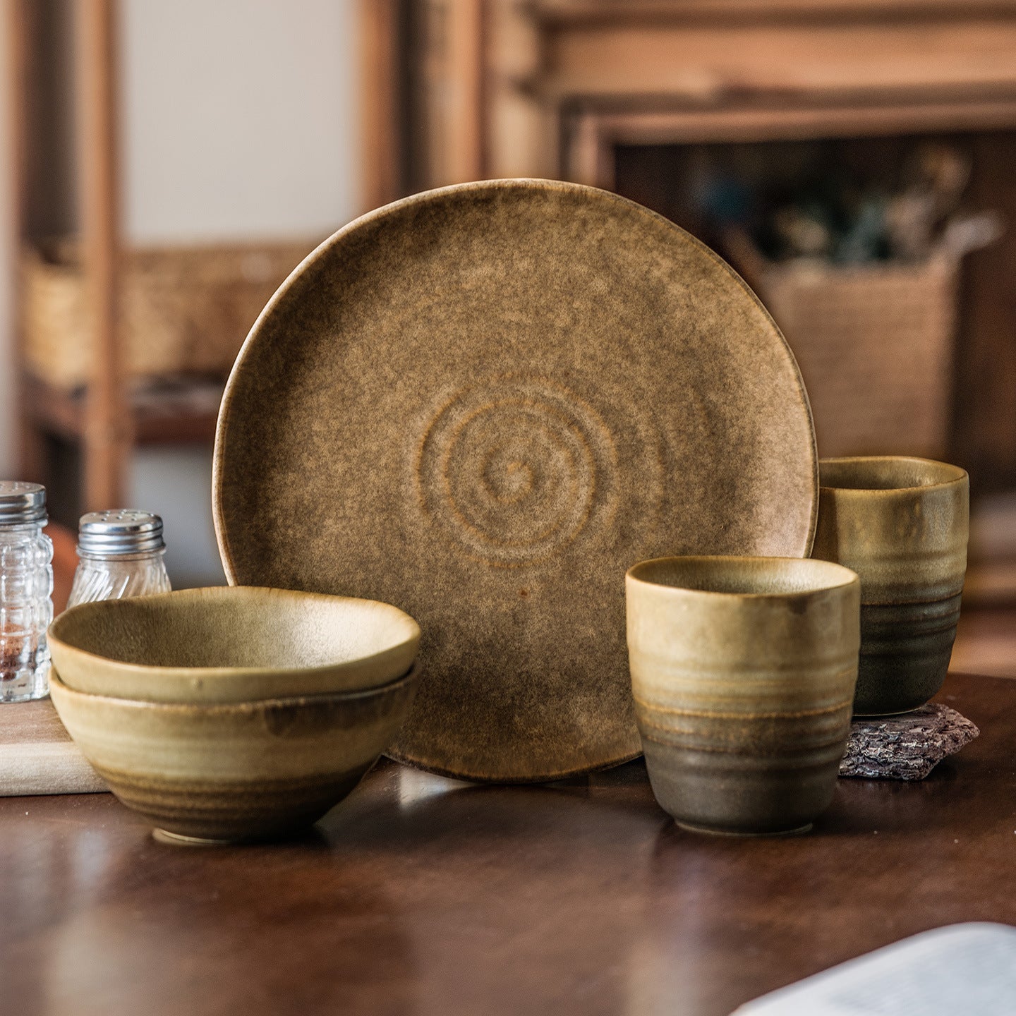 أدوات مائدة خزفية 