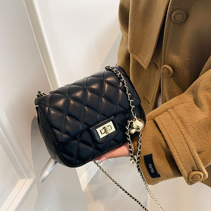 A new shoulder bag, armpit bag, Xiaoxiangfeng rhombus chain bag, messenger bag.