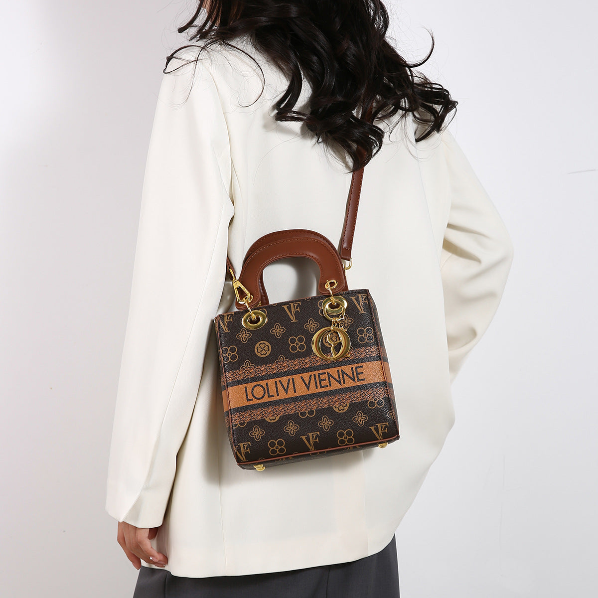 A new fashion trend shoulder bag messenger bag light luxury handbag high sense French fashion Princess Diana bag